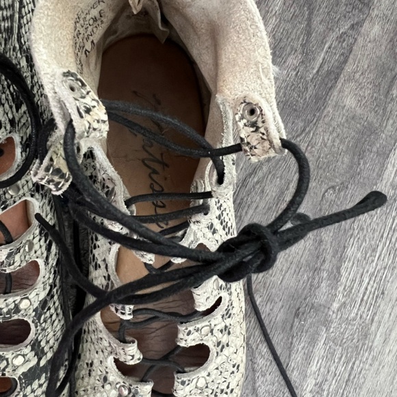 Matisse Farrel Lace Up Snake-Skin Flat - Picture 4 of 5